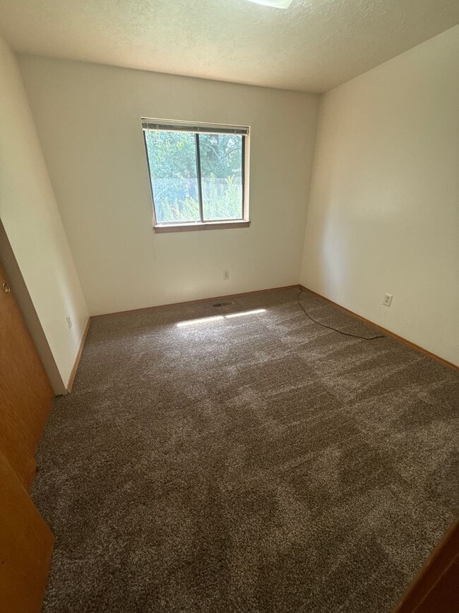 Building Photo - NE 3 BDRM, 2 Bath House, NEW Carpet & Pain...