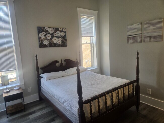 Building Photo - "2-Bed Furnished Gem close to the University of Louisville!"
