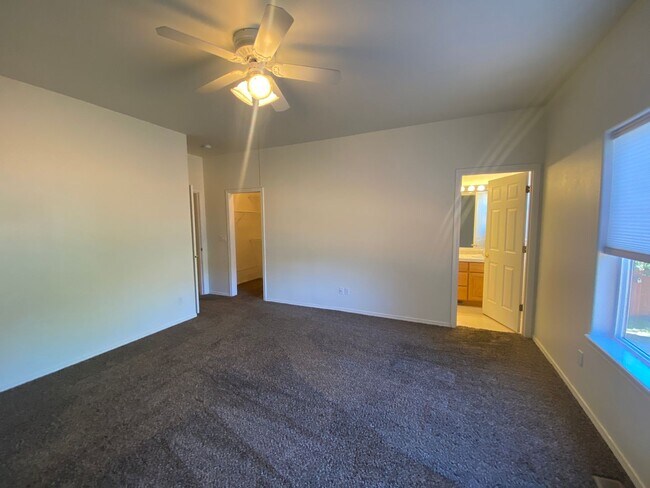 Building Photo - Single Level Charmer, SE Bend Established ...