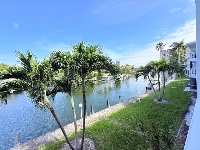 Building Photo - 470 Paradise Isle Blvd