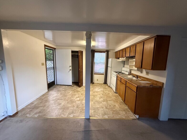 Kitchen/entryway - 7812 Lynch Rd