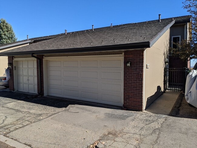 Building Photo - Stunning Golden Townhouse On Top of The World!
