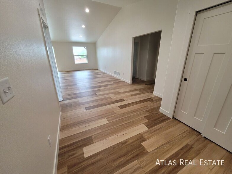 Building Photo - 829 S Laurue Dr