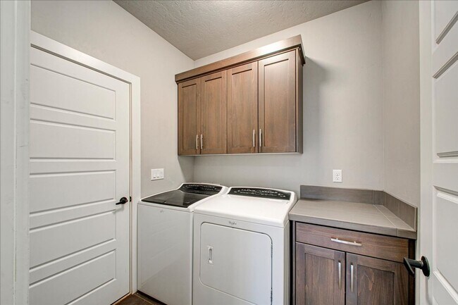 Building Photo - Modern 2 Story Home in North End!