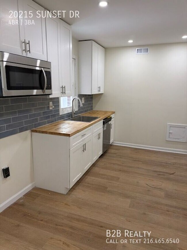 Building Photo - 20215 Sunset Dr