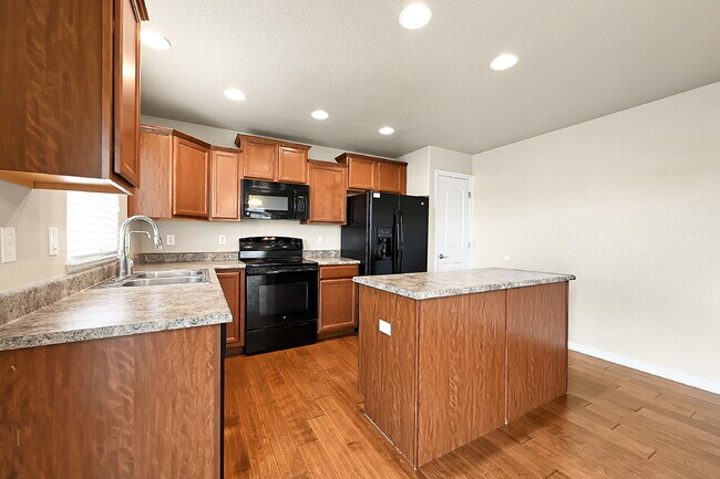 Building Photo - $2,145.00, 4-bed, 2.5-bath located in Colo...