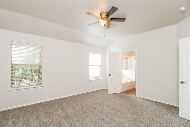 Building Photo - 1014 Lake Grove Dr