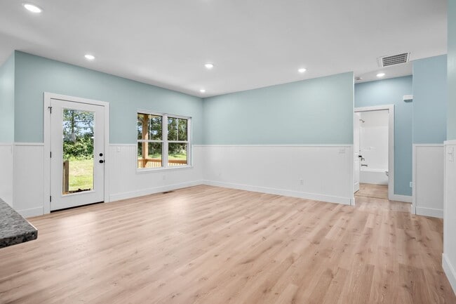 Building Photo - Luxury Rental!