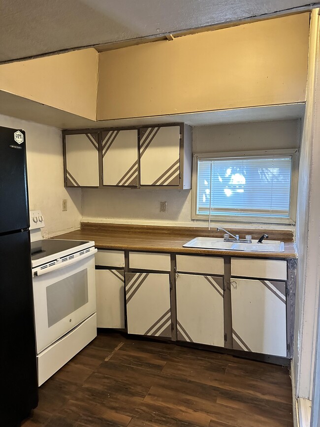 Building Photo - 1605 S Pine St