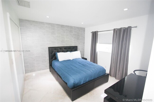 Building Photo - 3406 NE 168th St