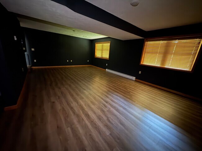 Building Photo - 104 Flo Ct
