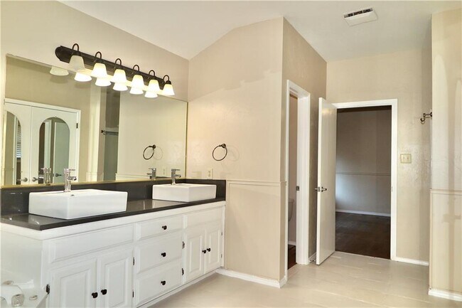 Building Photo - 201 Norwood St W