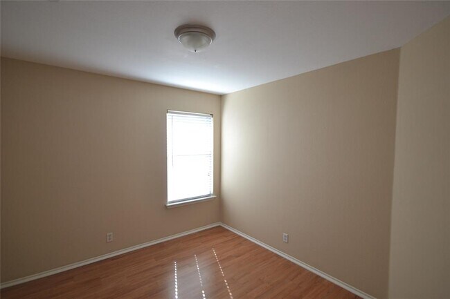 Building Photo - 200 Lombard Dr