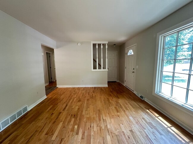 Building Photo - 4 bedroom home in Lowell Schools!