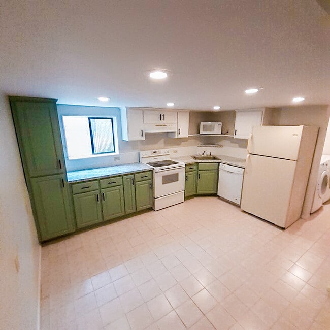 Big kitchen with space for dinette - 815 N 41st St