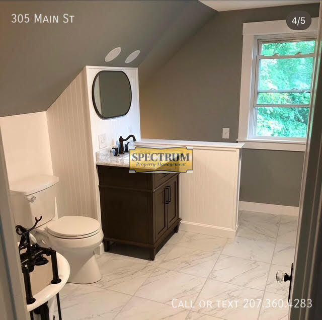 Building Photo - 305 Upper Main St