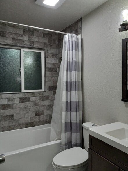 UPSTAIRS BATHROOM - 3136 Moonbeam Cir S