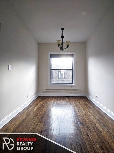 Building Photo - 736 W Addison St