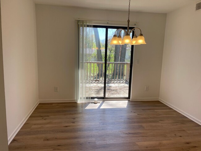 Building Photo - 2-Bedroom Duplex with full basement, 1-Car...