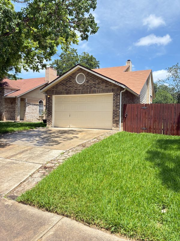Building Photo - 9947 Echo Plain Dr