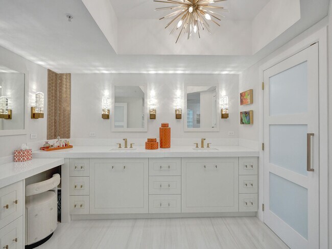 Building Photo - 411 N New River Dr E