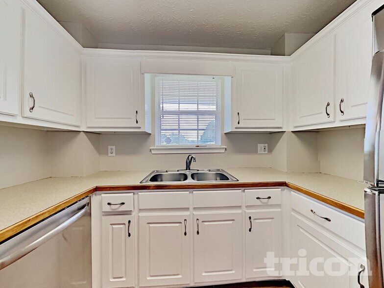 Building Photo - 195 Falcon Ridge Dr