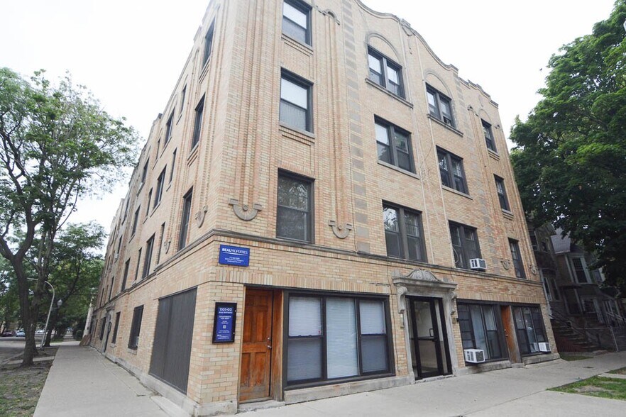 Building Photo - 1121 W Wellington Ave