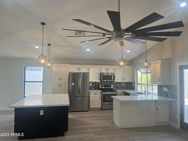Building Photo - 1733 N La Rosa Dr