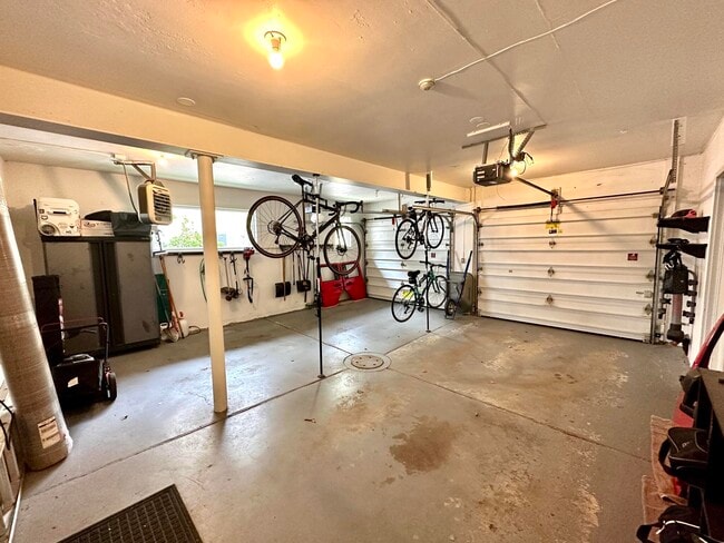 Building Photo - 4515 N Lake Dr