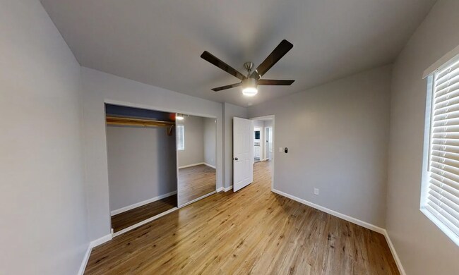 Building Photo - 5118-5120 East Falls View Dr