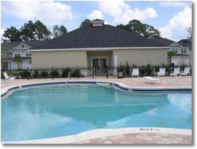 Building Photo - Fabulous Townhome in Gated Community w/Double Ensuites!