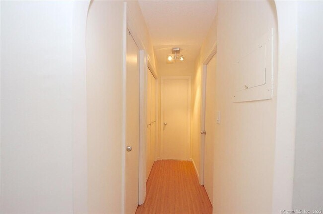 Building Photo - 44 Strawberry Hill Ave