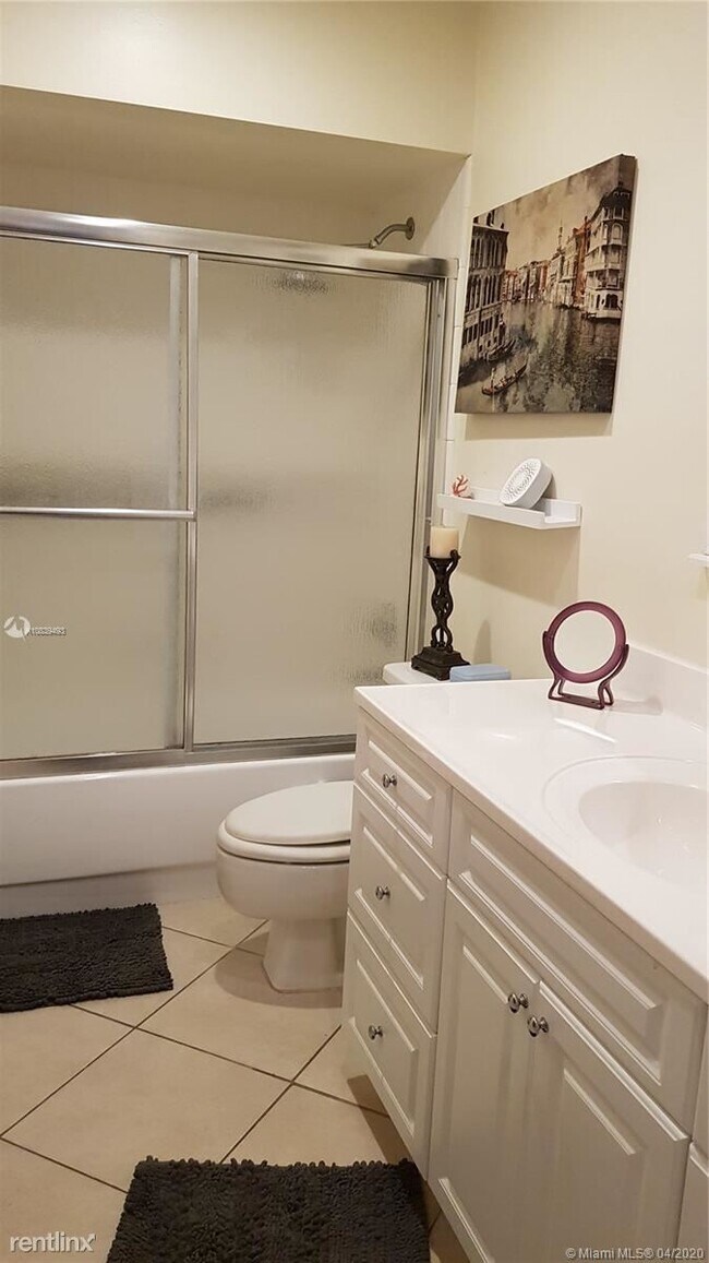 Building Photo - 1 br, 1 bath  - 2990 NE 16th Ave