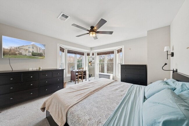 Building Photo - Welcome home to this beautifully updated end-unit townhome in the heart of Kingstowne — one of No...