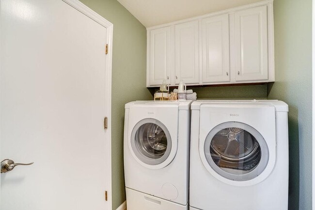 Building Photo - 402 Hogarth Terrace