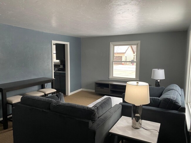 Building Photo - FURNISHED RENTAL: Don Hutson on 14th Ave -...