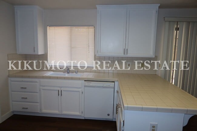 Building Photo - 3 Bedrooms, 2 1/2 Baths Half-plex in the P...