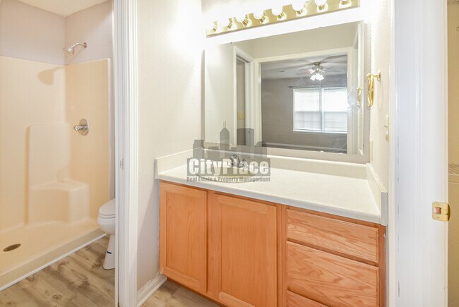 Building Photo - 740 Sweet Creek Dr