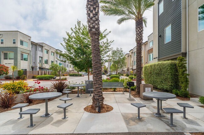 Building Photo - Beautiful Gardena Condominium in Gated Com...