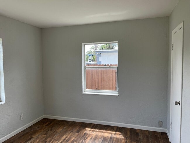 Building Photo - 1327 SW 22nd Ave