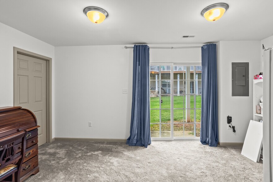 Building Photo - 14 Indiana Cir