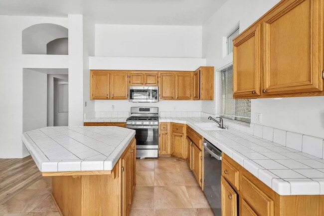 Building Photo - Spacious 4 Bedroom, 2 Bathroom Home!