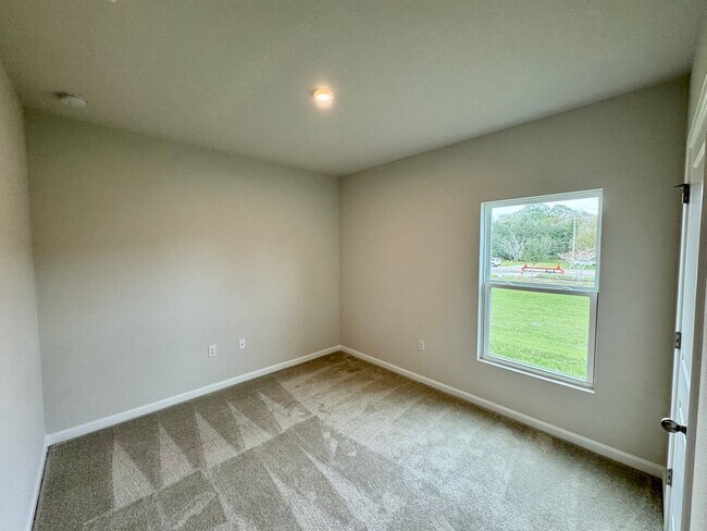 Building Photo - Three Bedroom Home in Winter Haven For Rent!