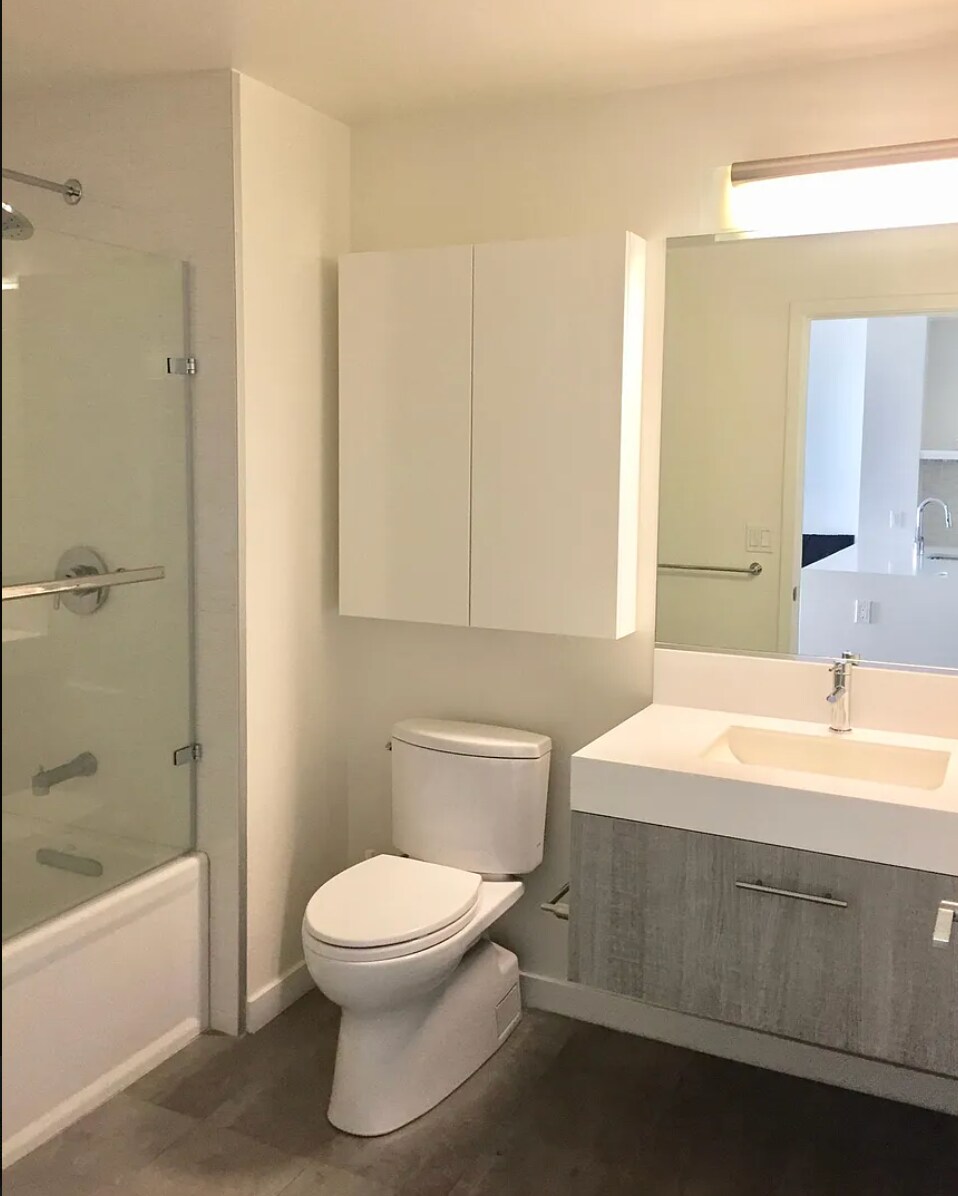bathroom - 451 Donahue St