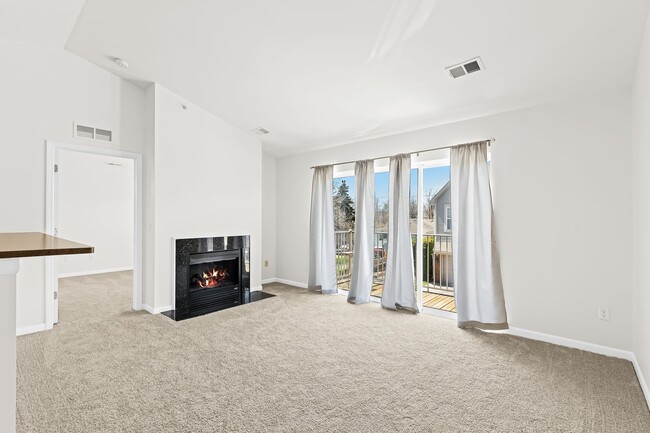 Building Photo - MOVE IN READY 2 BED 2 BATH!