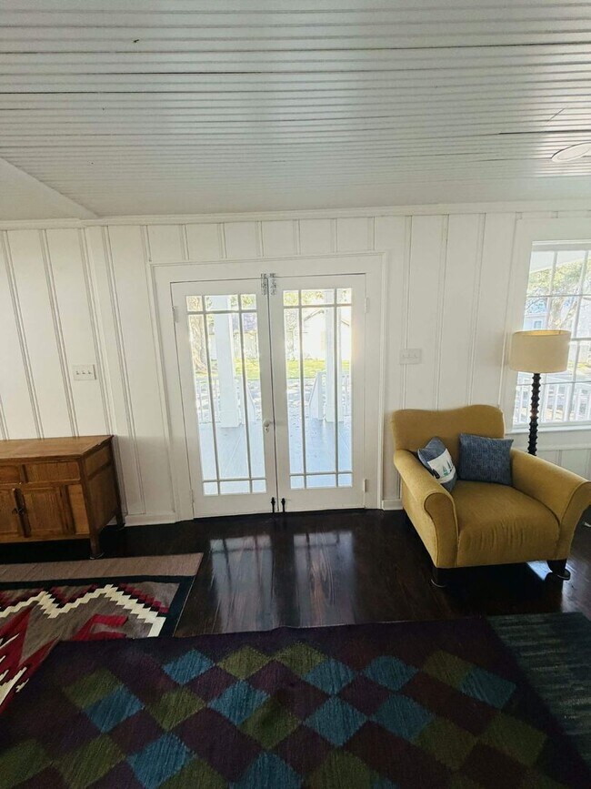 Building Photo - Stunning Renovated 3bedroom 2.5 bathroom Cottage