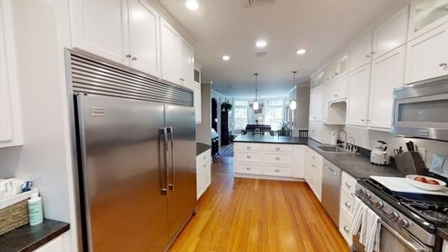Building Photo - Gorgeous four bedroom in Brookline