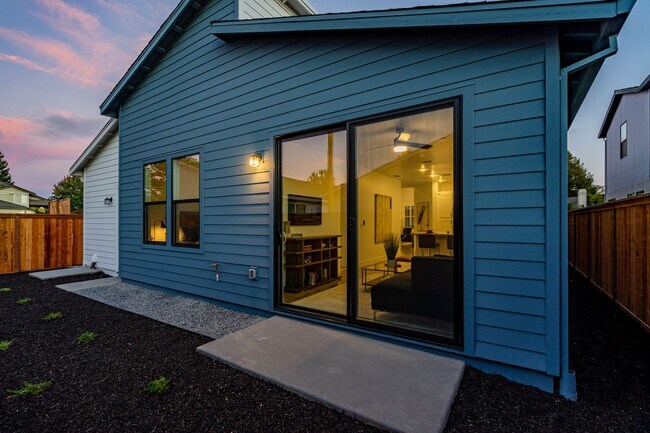 Building Photo - Bright and Beautiful 3 bedroom 2 full bathroom Home! Attached two car tandem garage with large en...