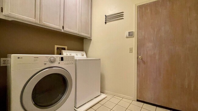 Building Photo - Stoneridge Garden Home with Air Conditioning *Available August 2026