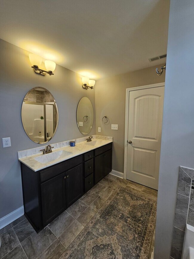 Building Photo - BRAND NEW LISTING!!!!